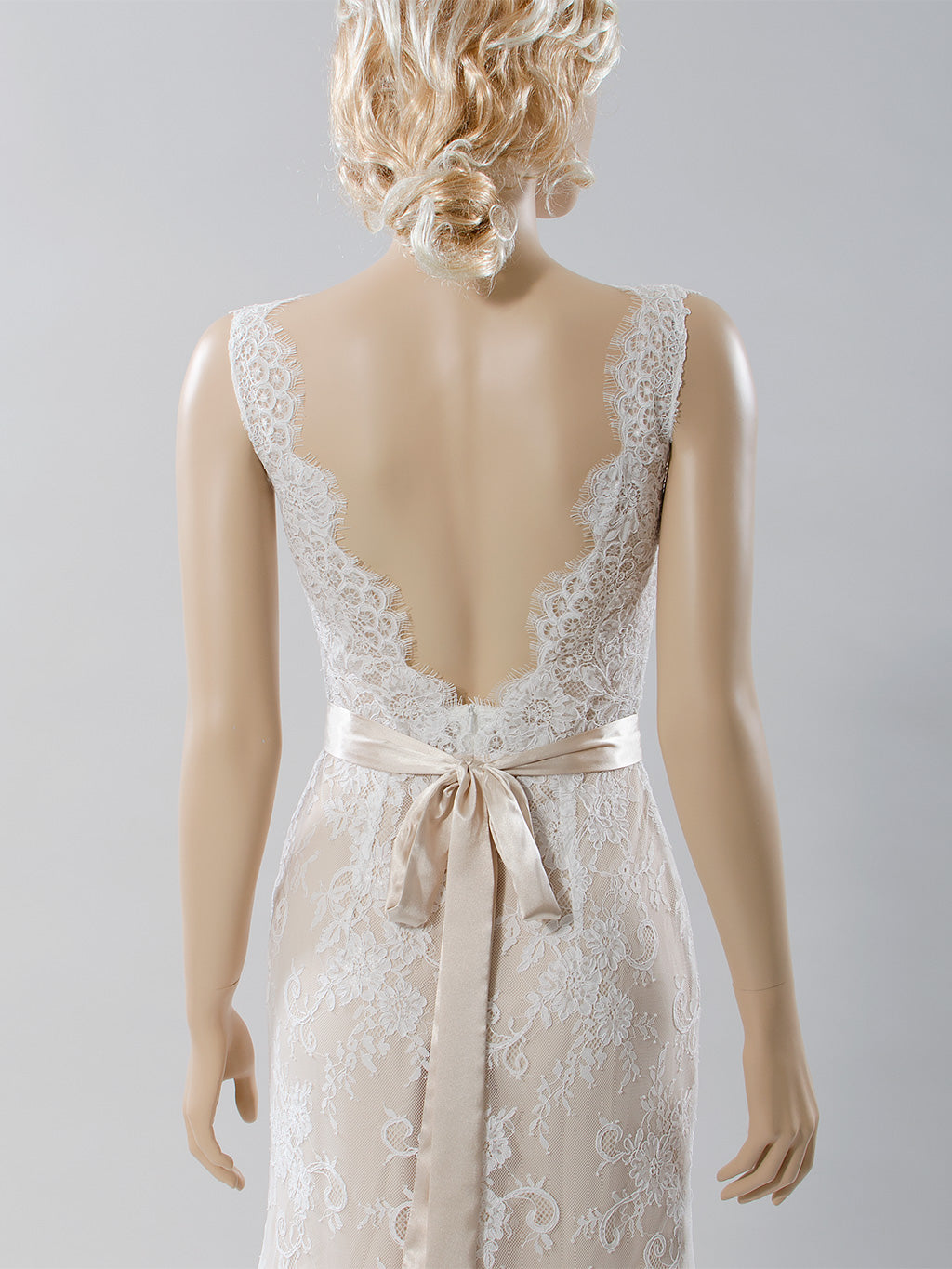 sleeveless V-back mermaid lace wedding dress 4020