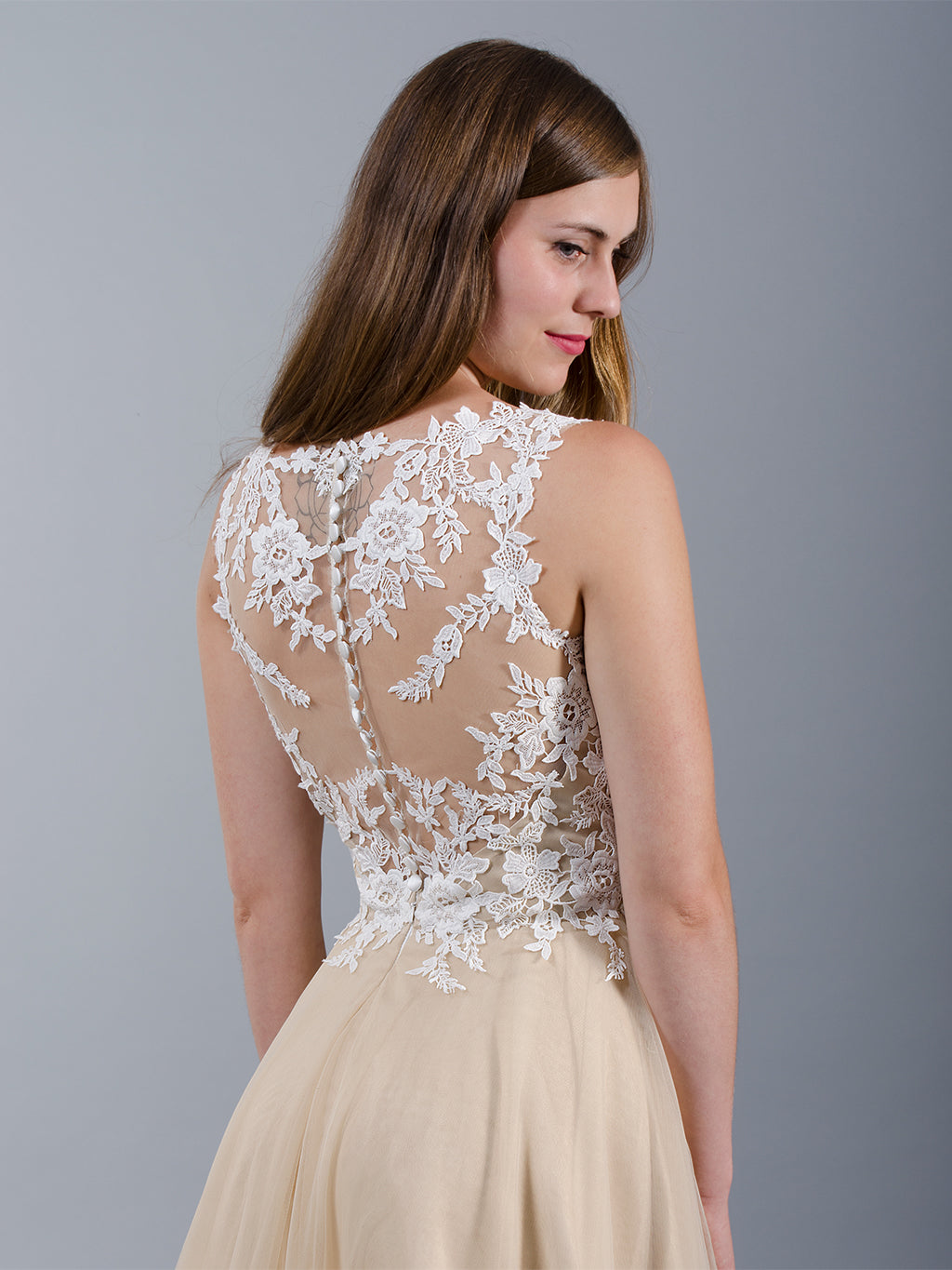 Sleeveless lace wedding dress with tulle skirts