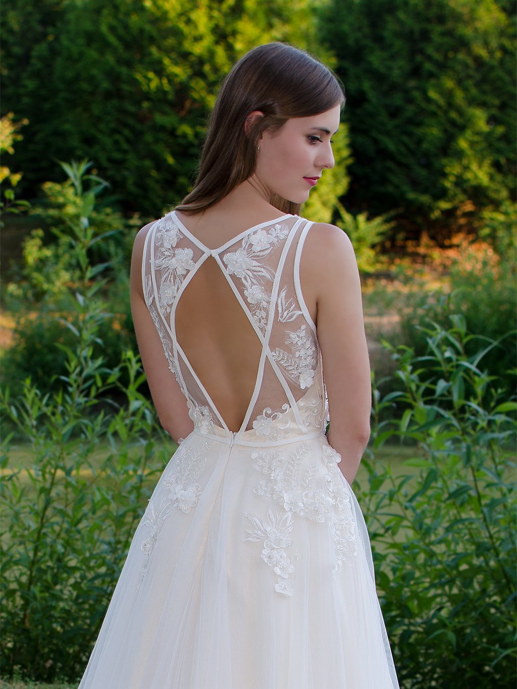 Sleeveless lace wedding dress with tulle skirts