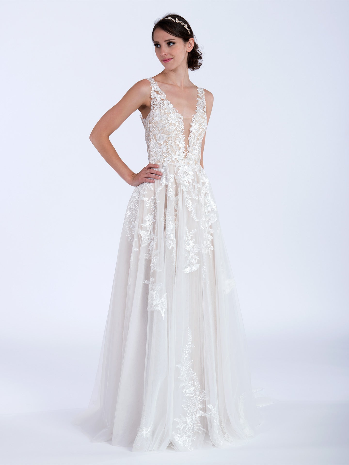 Sleeveless lace wedding dress