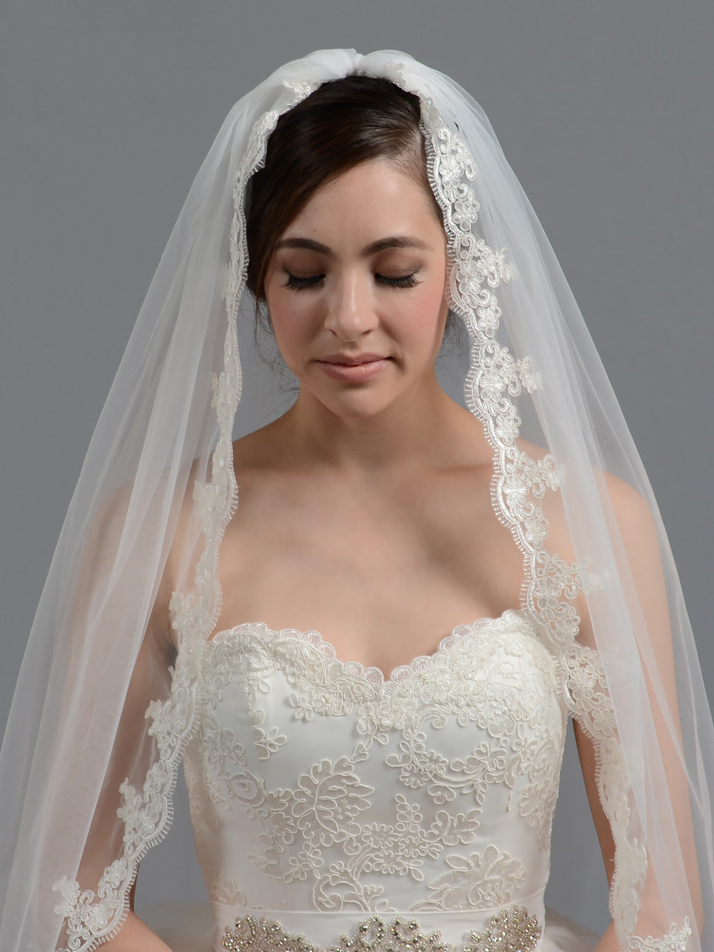 Bridal wedding veil elbow / fingertip alencon lace V036