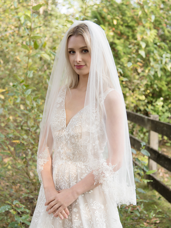 Light ivory wedding veil with beaded lace appliques V107