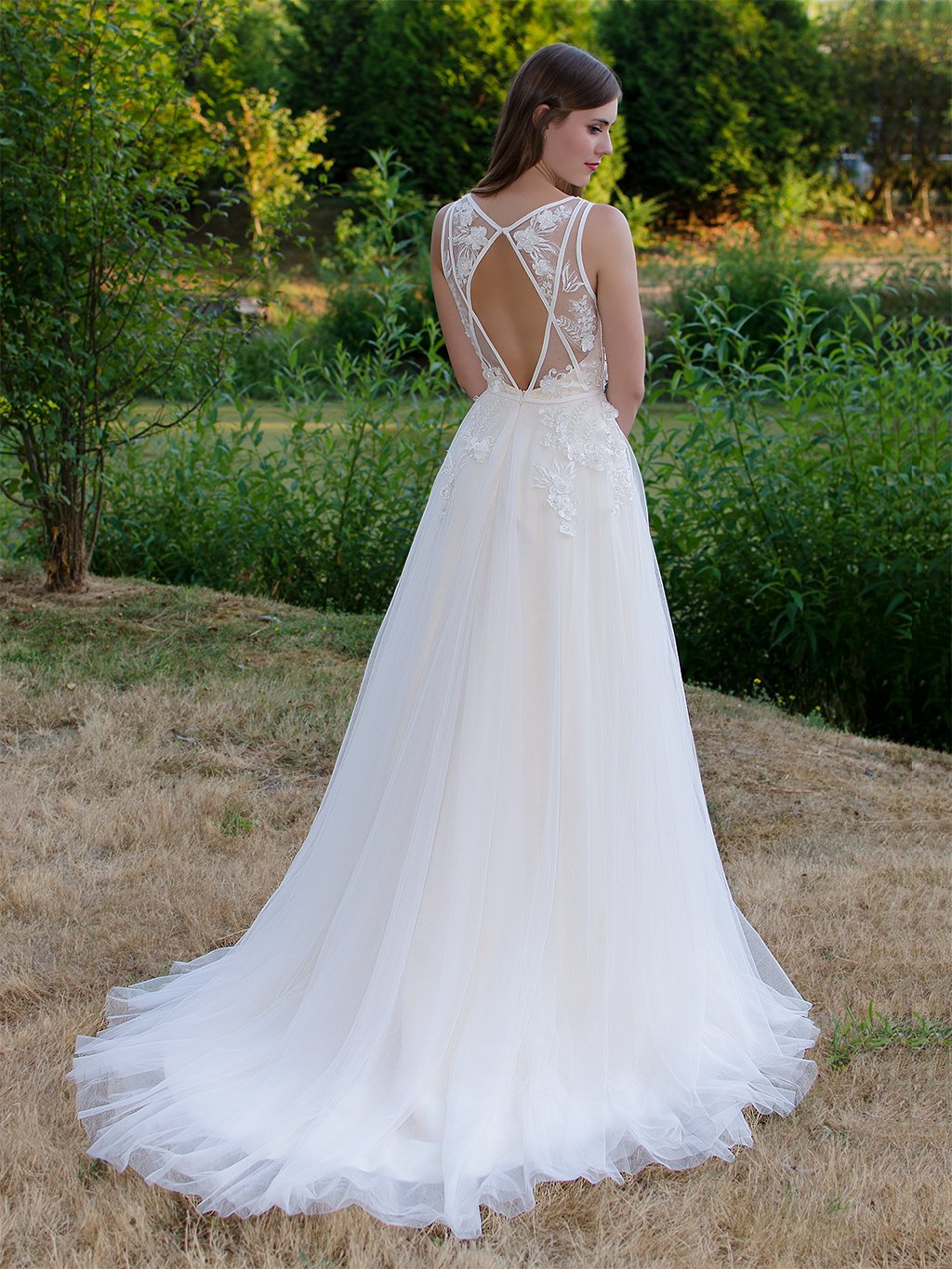 Sleeveless lace wedding dress with tulle skirts 4044