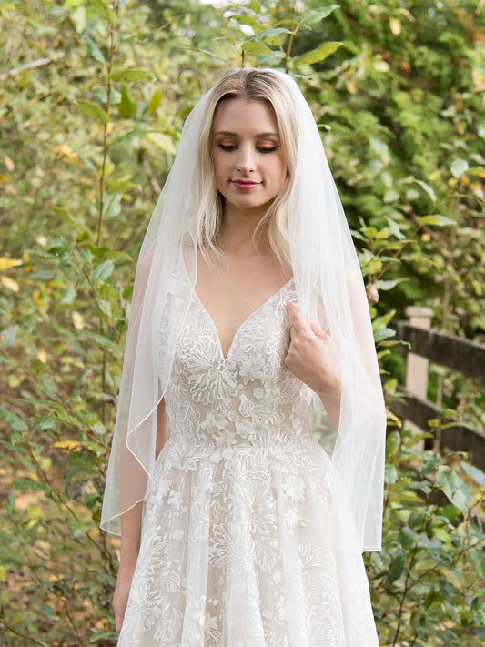 Ivory wedding veil with pencil edge V102