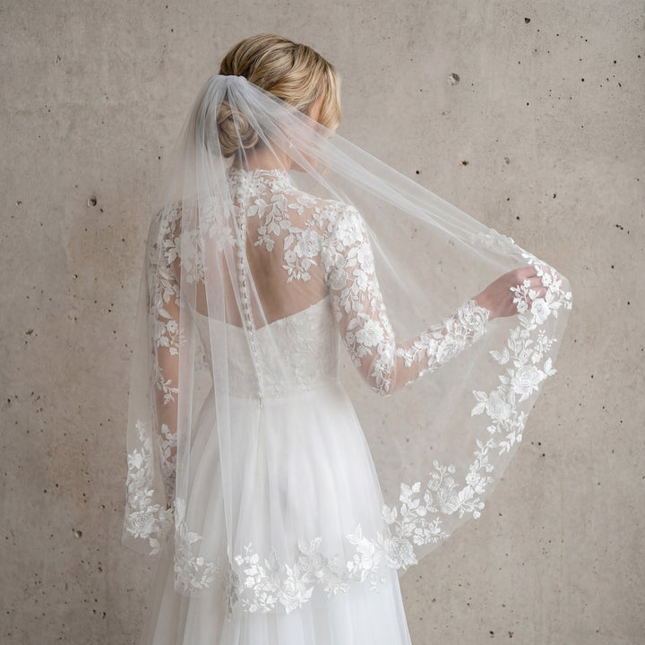 Light ivory lace wedding veil V122