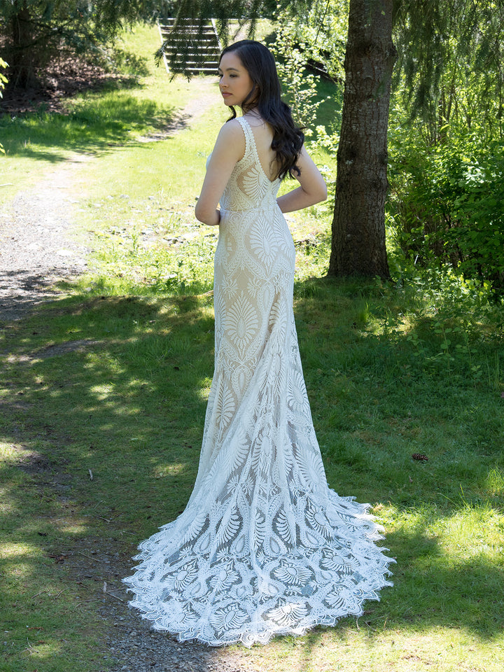 Bohemian sleeveless lace wedding dress