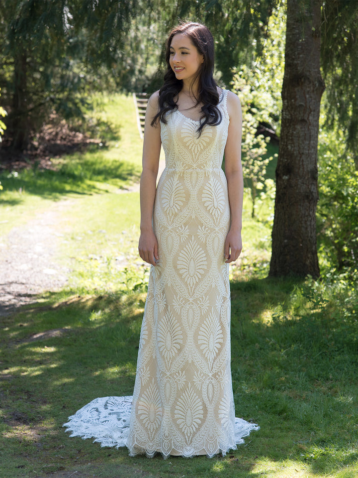 Bohemian sleeveless lace wedding dress