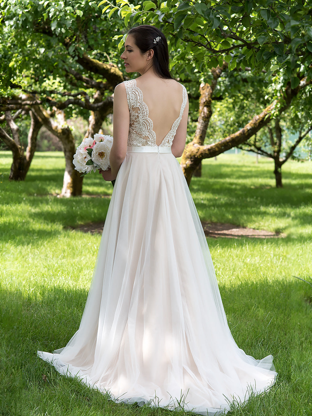 Sleeveless lace wedding dress with tulle skirts, 4010n / 6 weeks / 20