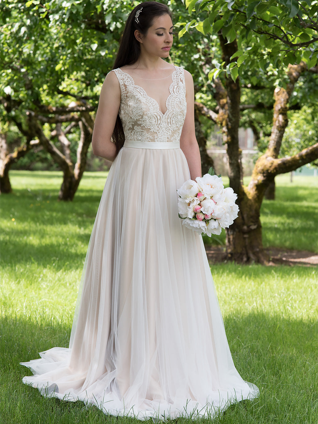 Sleeveless lace wedding dress with tulle skirts, 4010 / 6 weeks / 20 Sleeveless lace wedding dress with tulle skirts, 4010 / 6 weeks / 20