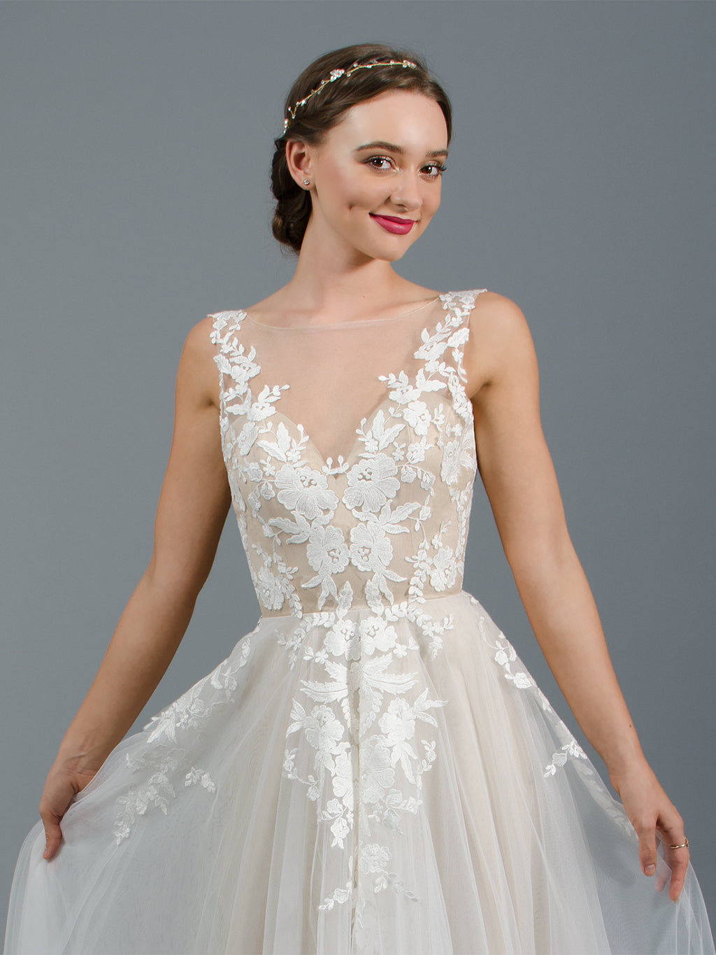 Sleeveless lace wedding dress with tulle skirts