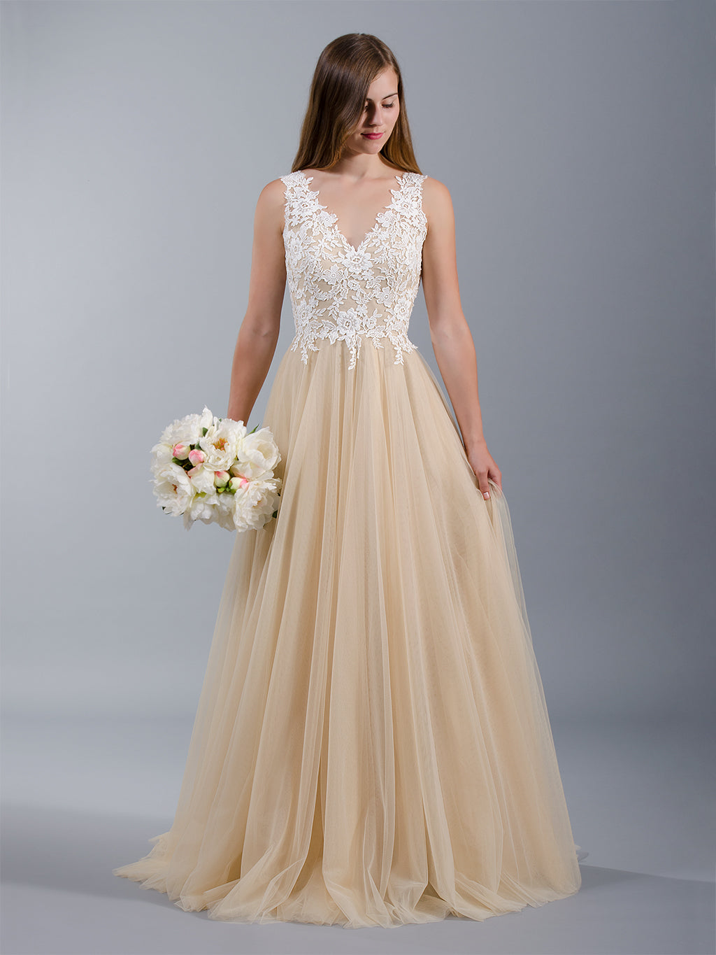 Sleeveless lace wedding dress with tulle skirts, 6 weeks / 18