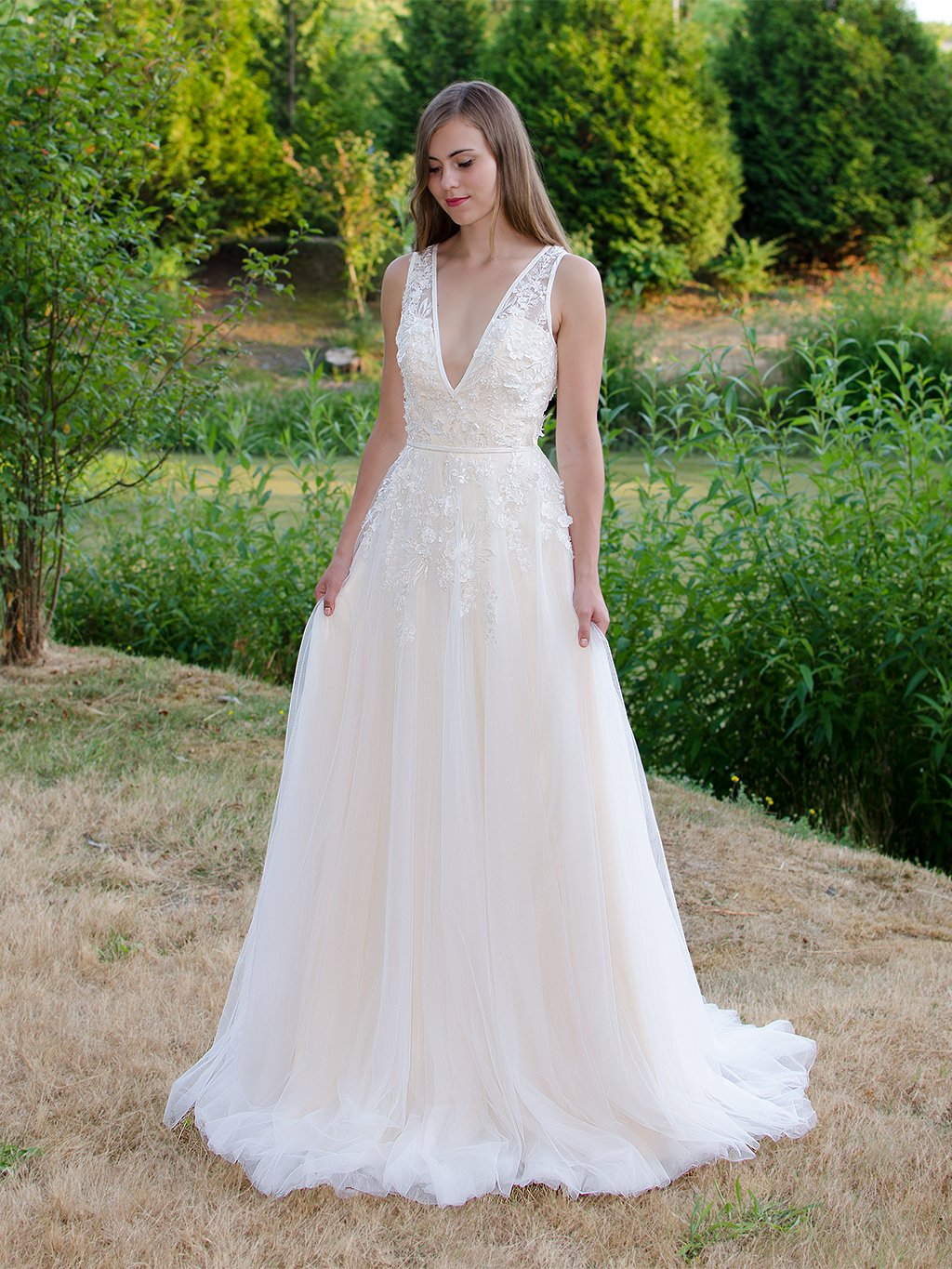 Sleeveless lace wedding dress with tulle skirts