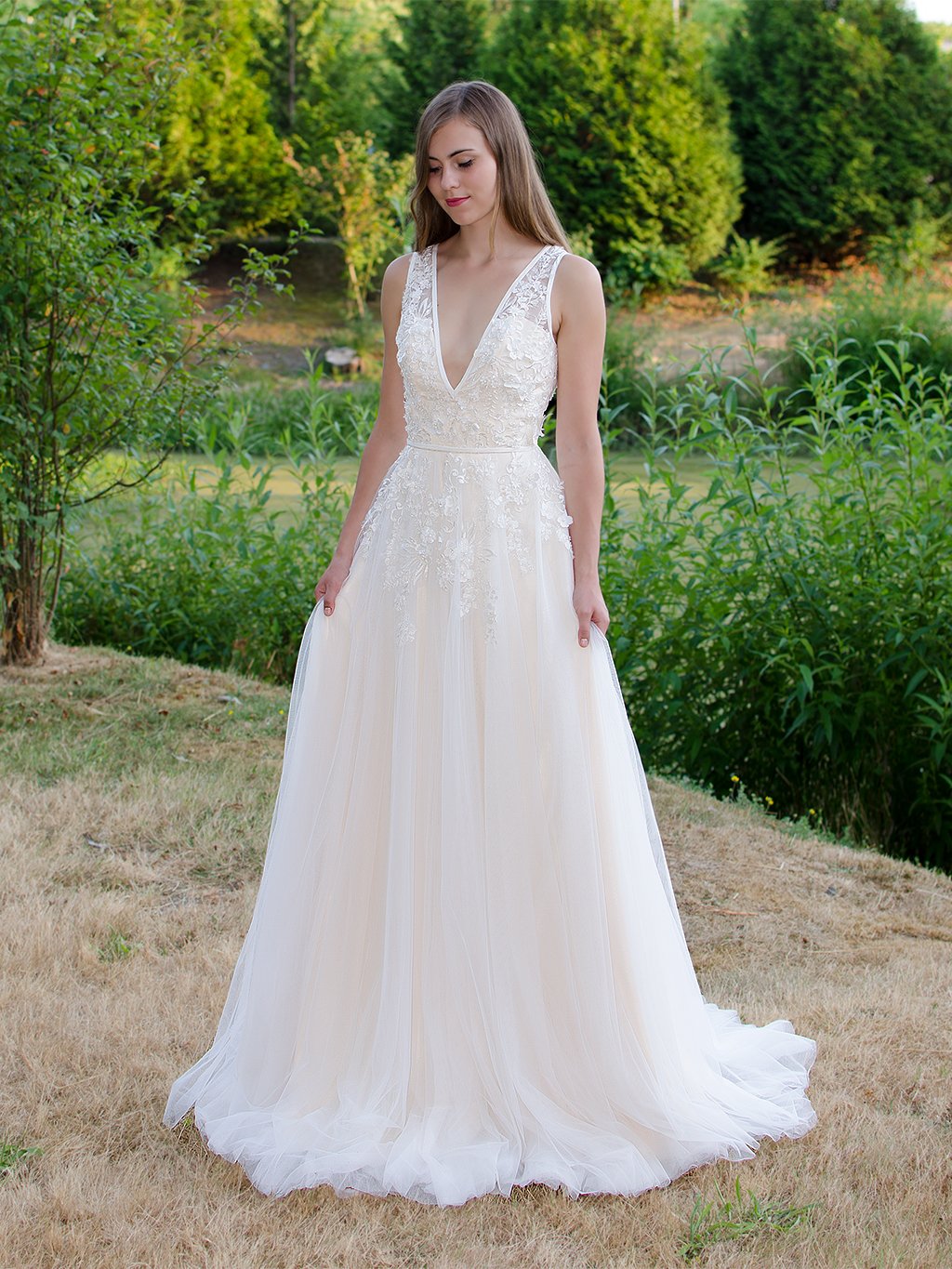 Sleeveless lace wedding dress with tulle skirts, 6 weeks / 20 Sleeveless lace wedding dress with tulle skirts, 6 weeks / 20