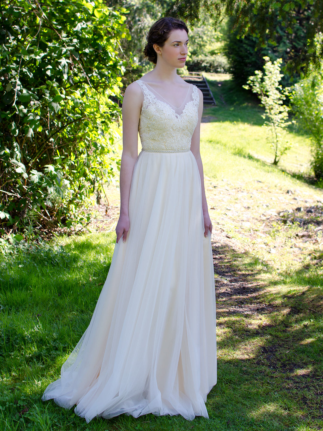 Sleeveless lace wedding dress with tulle skirt, 6 weeks / 20 Sleeveless lace wedding dress with tulle skirt, 6 weeks / 20