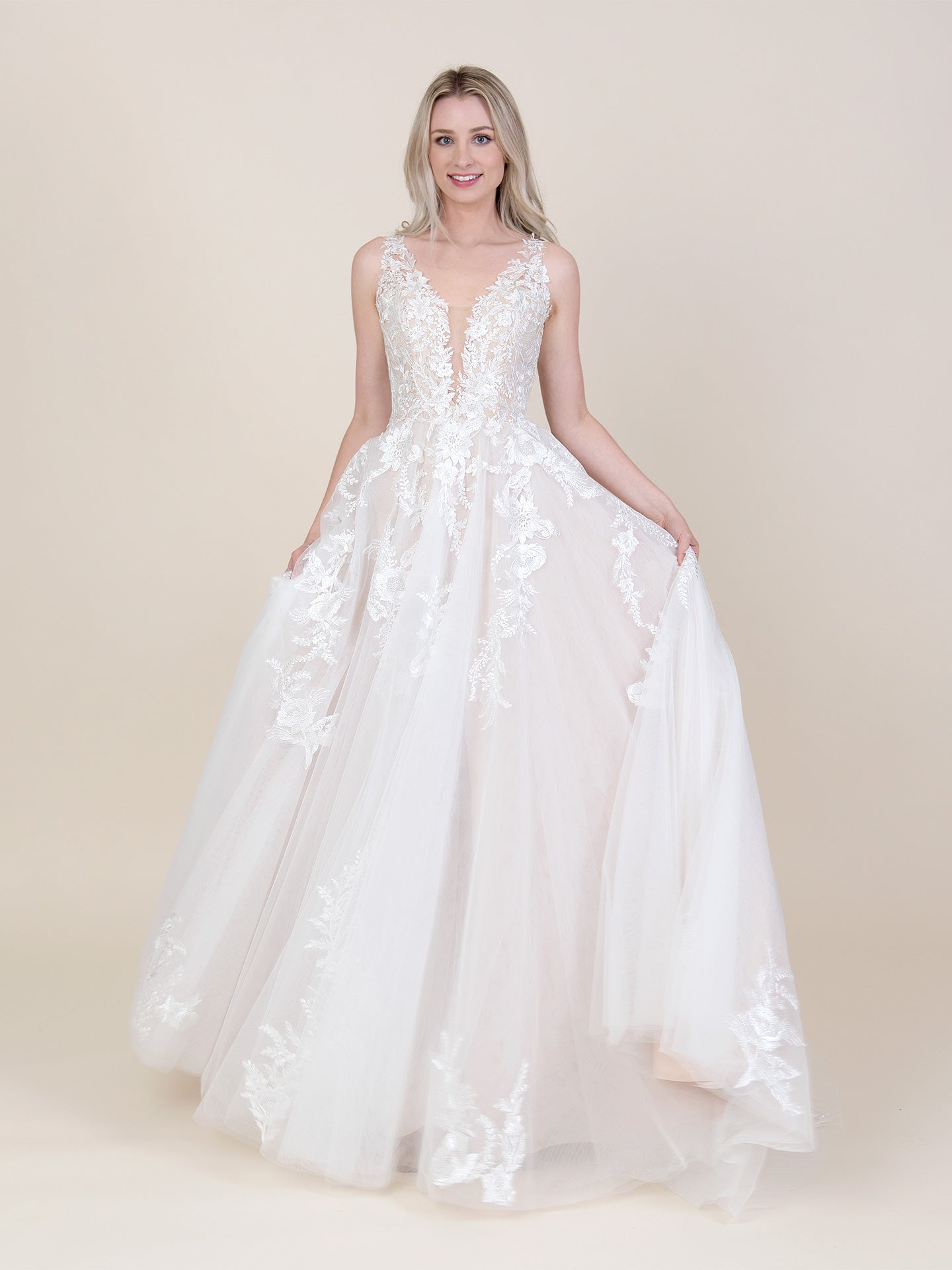 Sleeveless lace wedding dress
