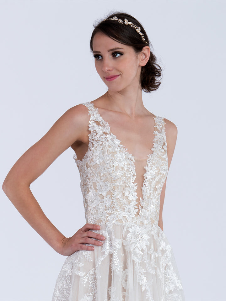 Sleeveless lace wedding dress