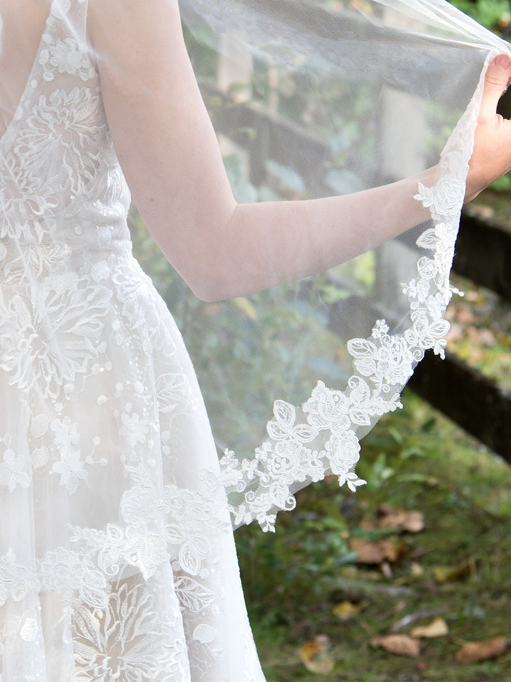 Ivory wedding veil with lace appliques V106