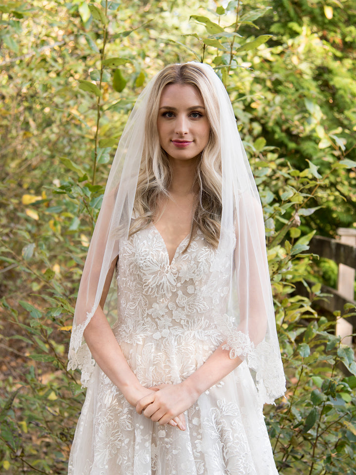 Ivory wedding veil with lace appliques V106